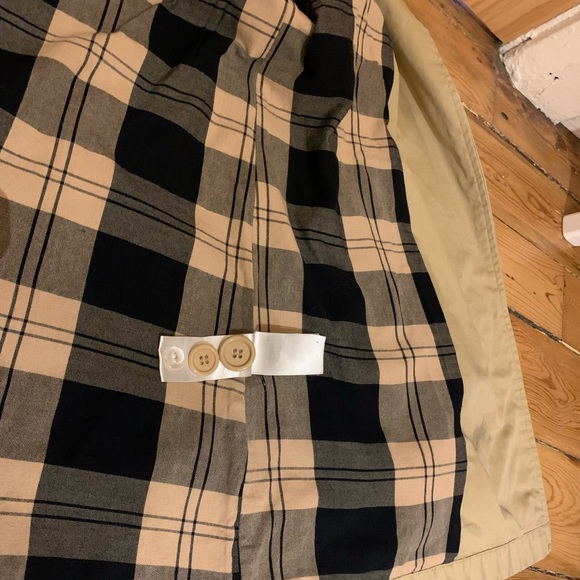 Adorable beige trench coat with hood and plaid accents - Picture 9 of 9